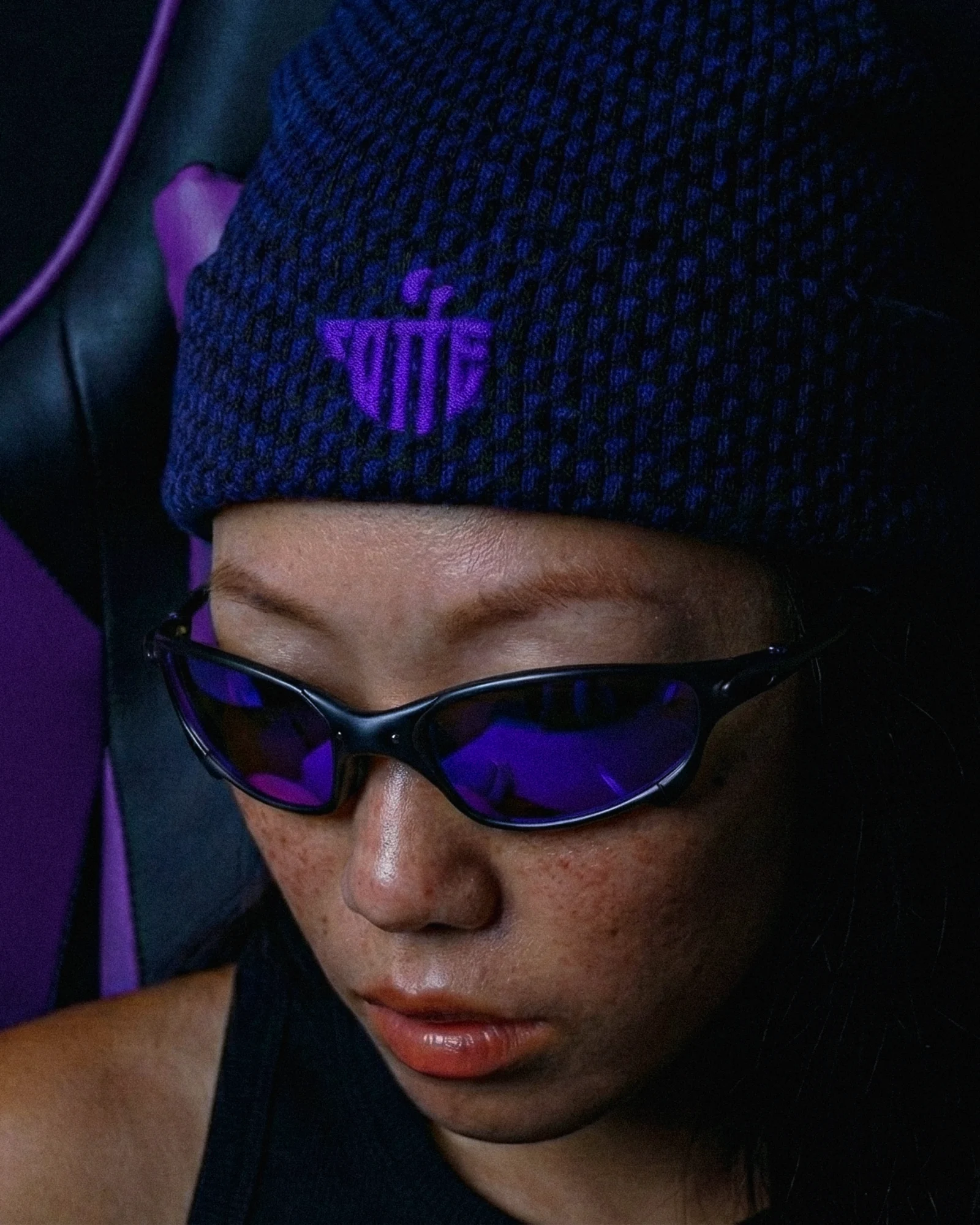 Streamer de gorro azul com o símbolo roxo da C0FFE e óculos espelhados.