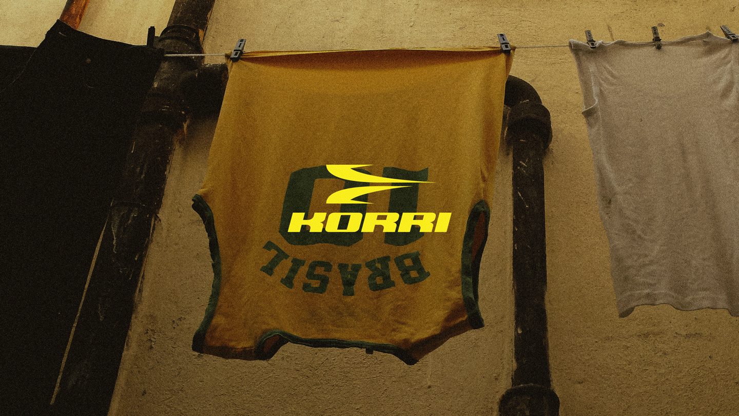 Camisa amarela do Brasil no varal com o logotipo da Korri aplicado.