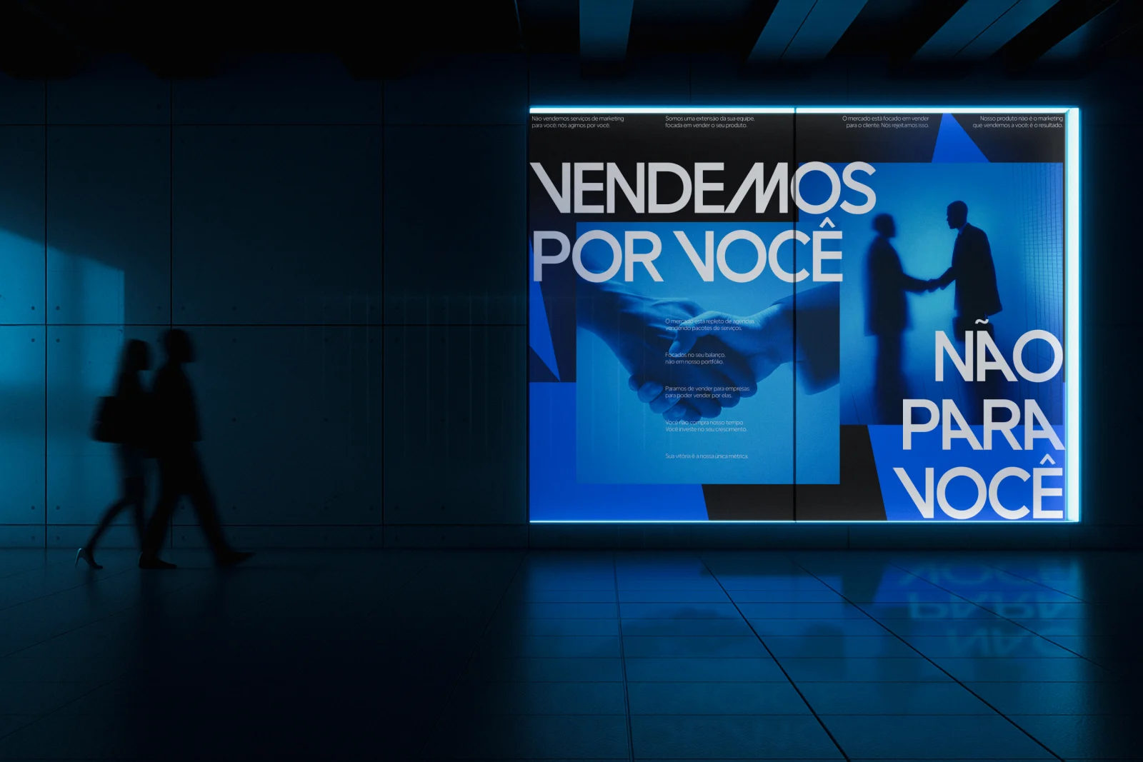 Painel luminoso interno com a frase "Vendemos por você, não para você".